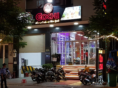 Mặt tiền quán mì cay Gochu, bảng hiệu sáng đèn, không gian rộng thoáng, phong cách Hàn Quốc.