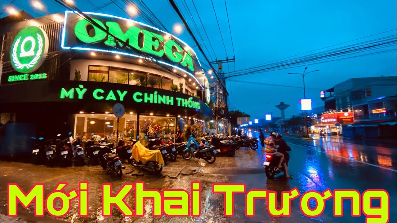 Quán mì cay Omega vừa khai trương, không gian sáng đèn, đông khách, bảng hiệu "Mỳ cay chính thống".