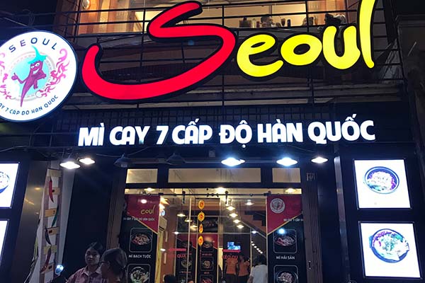 Mặt tiền quán mì cay Seoul tại Việt Nam, bảng hiệu “Mì cay 7 cấp độ Hàn Quốc”, thu hút giới trẻ.