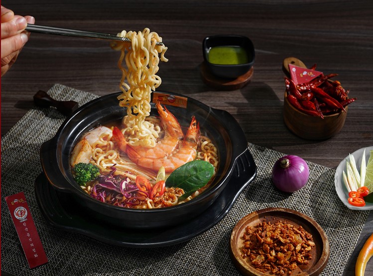 Một phần mì cay hải sản hấp dẫn với nước dùng đỏ rực và topping đầy đặn – đặc trưng của các quán mì cay chuẩn Hàn Quốc đang gây sốt giới trẻ Việt.