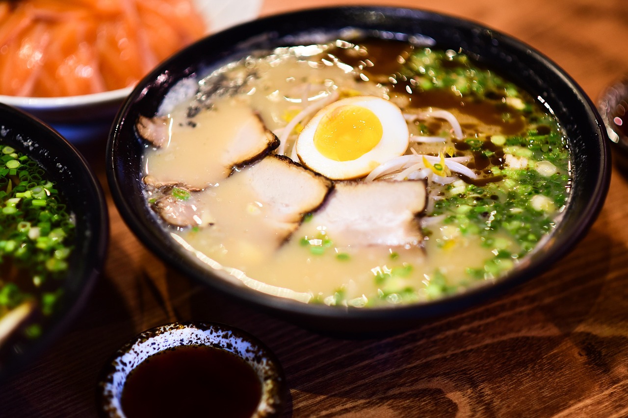 Tô mì nhật ramen với nước dùng đậm đà màu đẹp