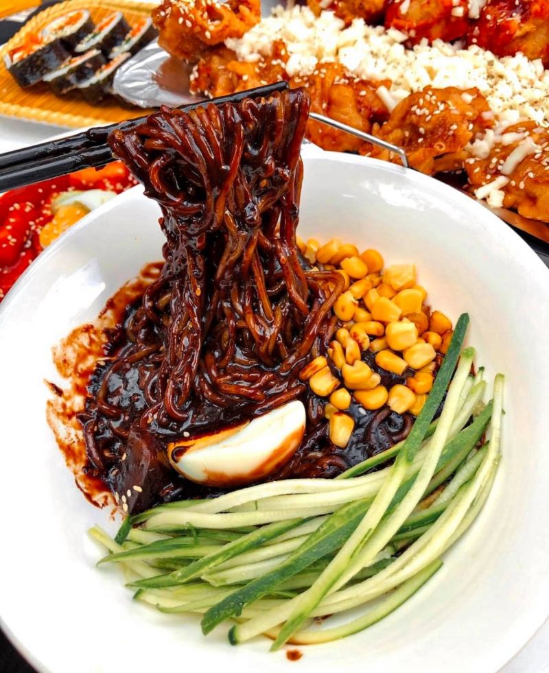 Tô mì tương đen đậm đà kiểu Hàn Quốc tại Kimbap Hoàng Tử với sợi mì thấm sốt, kèm trứng luộc, bắp ngọt và dưa leo, phục vụ nóng hổi, hợp túi tiền sinh viên.