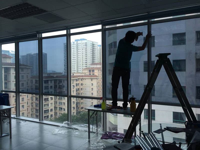 Thi công miếng dán cách nhiệt cửa kính văn phòng