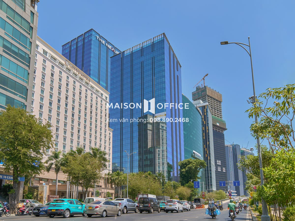Tòa nhà văn phòng tại trung tâm TP.HCM được Maison Office môi giới cho thuê, nổi bật với cao ốc The Nexus và dòng xe lưu thông đông đúc.