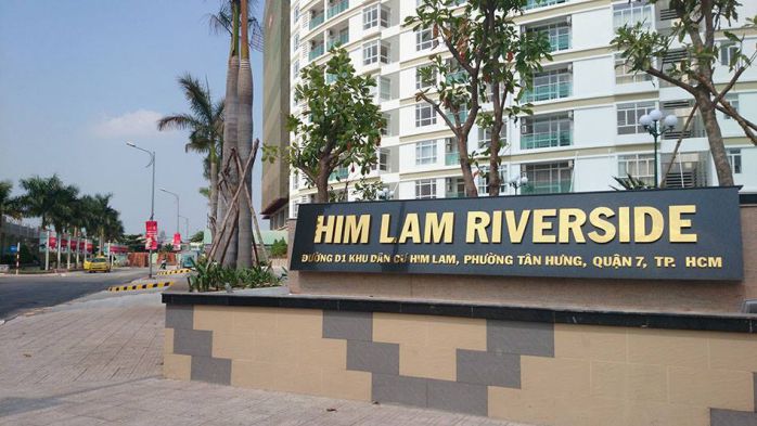 Bảng tên Him Lam Riverside trước khu căn hộ hiện đại tại Quận 7, TP.HCM – đại diện cho thương hiệu bất động sản Him Lam.