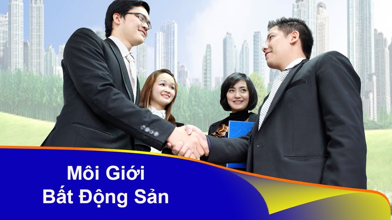 Nhân viên môi giới bất động sản đang bắt tay khách hàng trong khung cảnh đô thị hiện đại tại TP.HCM.