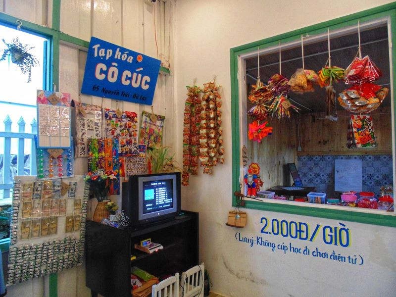 Tiệm tạp hóa bán các món ăn vặt tuổi thơ xưa