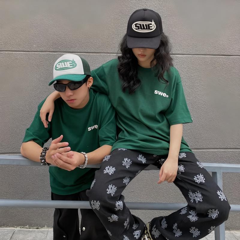 Hình ảnh mũ snapback SWE phong cách đường phố, logo đặc trưng, chất liệu vải cao cấp, phù hợp giới trẻ cá tính.