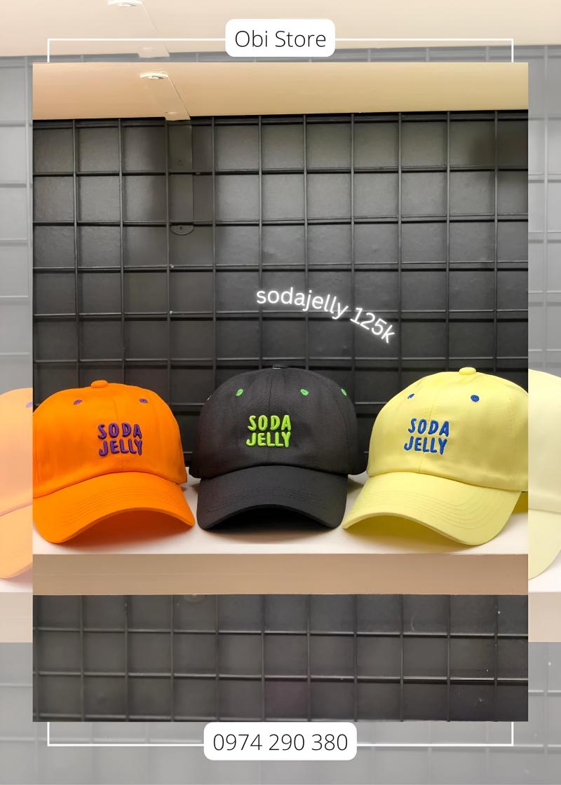 Hình ảnh mũ snapback Obi Store thiết kế tối giản, chất liệu vải cao cấp, nhiều màu sắc như đen, trắng, pastel.