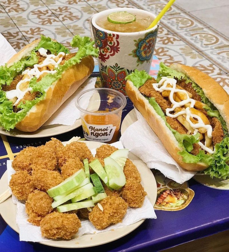 Món nem chua rán Hà Nội tại Hanoi Ngon với lớp vỏ vàng giòn, ruột mềm chua nhẹ, ăn kèm tương ớt bơ và xoài xanh kích thích vị giác.