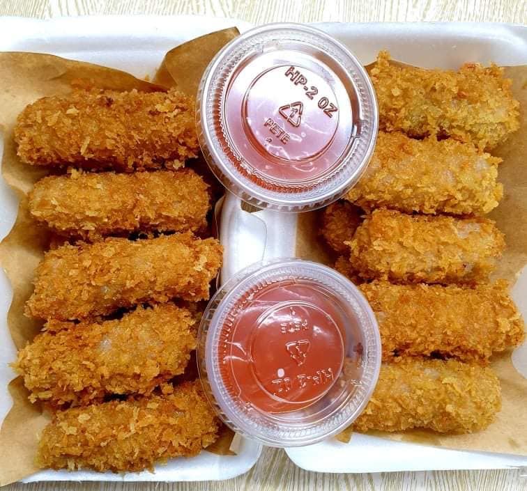 Dĩa nem chua rán vàng ươm tại Tiệm Chè Bảo Lâm, ăn kèm tương ớt và chè khúc bạch, tạo combo lạ miệng “ngon bất ngờ” giữa thế giới món ngọt.

