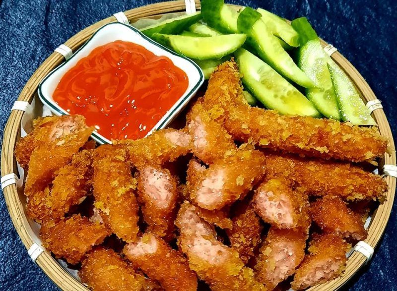 Đĩa nem chua rán Hà Nội tại Soya – giòn bên ngoài, mềm dai bên trong, ăn cùng bột chiên phồng và sốt tương ớt nhà làm tại quán kem trứng Bình Thạnh.

