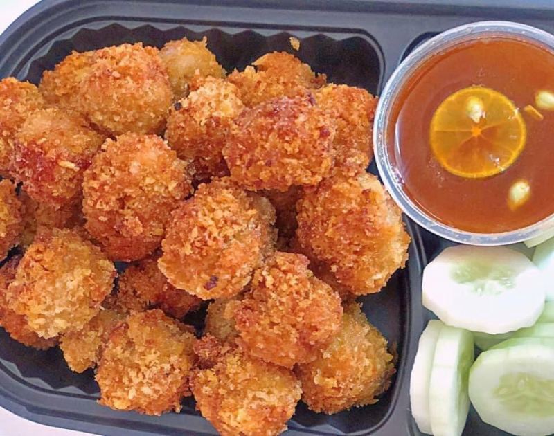 Dĩa nem chua rán vàng ruộm tại Ba Bêu Quận 10, bày cùng chả cốm, xúc xích Đức và bánh gà, mang đậm phong cách ăn vặt vỉa hè miền Bắc.

