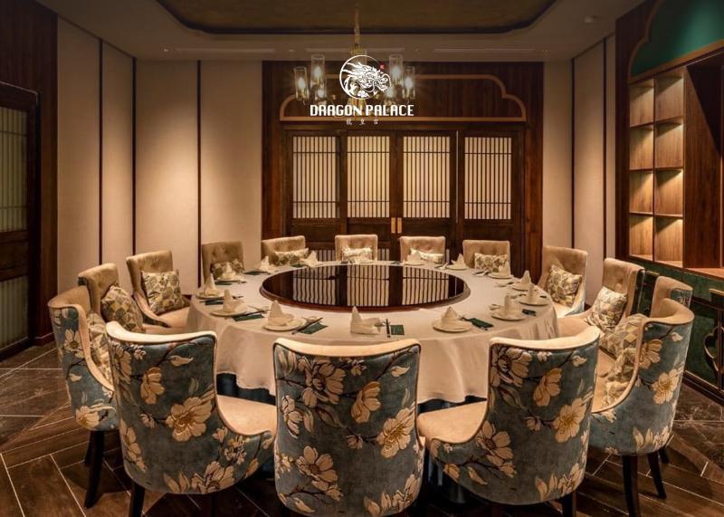 Phòng ăn riêng tại nhà hàng Dynasty House với bàn tròn lớn, ghế hoa nhã nhặn, bày biện đầy đủ dụng cụ dùng bữa theo phong cách phục vụ món ăn Trung Quốc truyền thống.