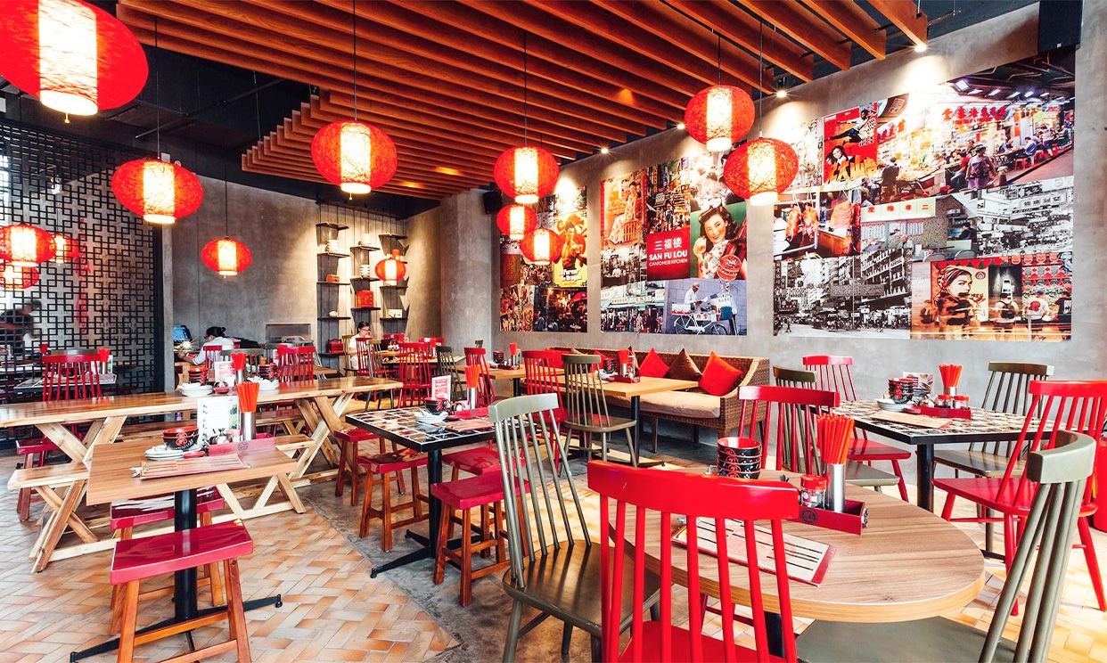Không gian nhà hàng San Fu Lou trang trí đèn lồng đỏ, bàn ghế gỗ đơn giản nhưng tinh tế, tạo cảm giác ấm cúng cho thực khách thưởng thức các món ăn Trung Quốc đặc sắc như dimsum và vịt quay.