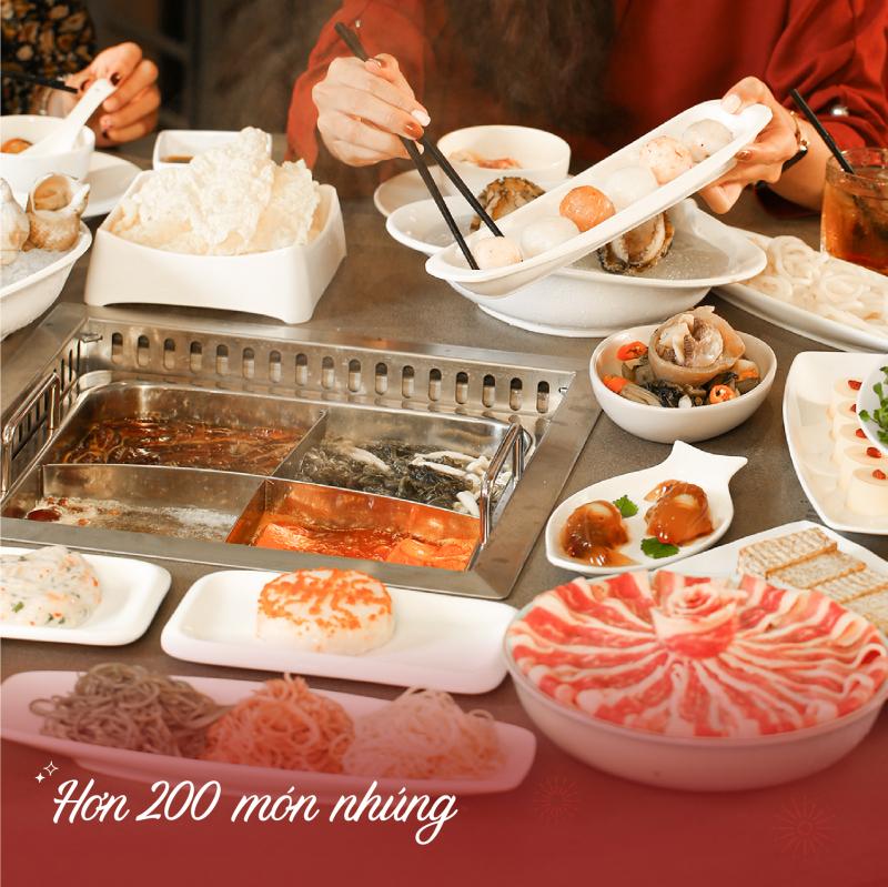 Bàn ăn tại Ocean Palace với lẩu Tứ Xuyên chia ngăn, bao quanh bởi các món nhúng như thịt bò, hải sản, mì sợi và dimsum – đặc trưng của món ăn Trung Quốc phong phú và tinh tế.

