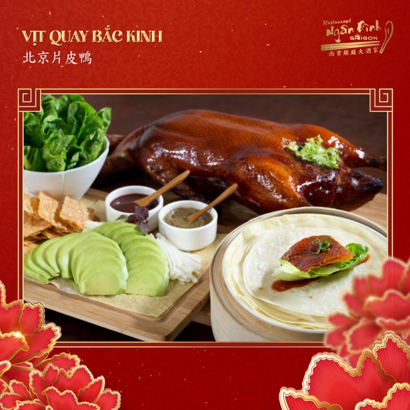 Món vịt quay Bắc Kinh gồm da vịt giòn, bánh tráng, rau xanh và các loại sốt – đặc trưng của món ăn Trung Quốc, được phục vụ tại quán Hồng Kông Street Food, TP.HCM.

