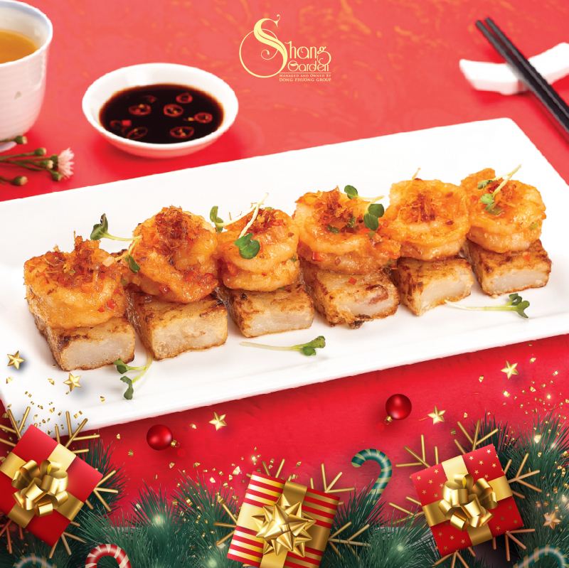 Bánh củ cải chiên giòn vàng, phủ tôm sốt cay hấp dẫn, trang trí đẹp mắt trên đĩa sứ trắng – món ăn Trung Quốc đặc trưng tại Tiệm Mì Kéo Tay La Mian ở Quận 1.

