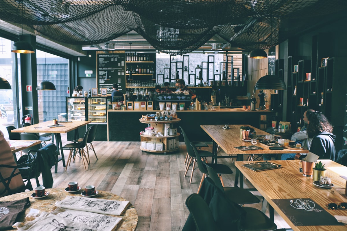 nội thất cà phê hẹn hò ấm cúng ánh đèn lãng mạn