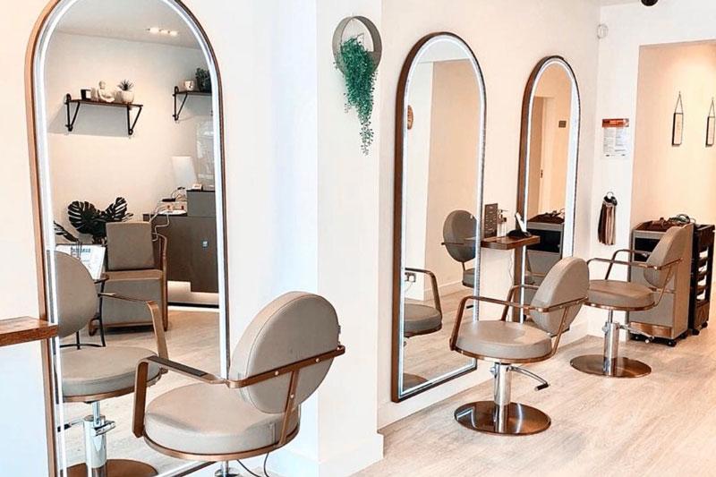 Logo Asa Home – công ty thiết kế, thi công nội thất salon tóc phong cách trẻ trung, sử dụng màu sắc và ánh sáng hài hòa.