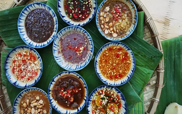 Mẹt tre bày các chén nước chấm đa dạng như mắm tôm, nước mắm tỏi ớt, mắm nêm và mắm đặc sản trang trí với lạc và ớt.