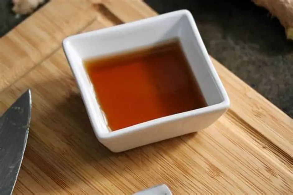 Chén nước mắm truyền thống trên thớt gỗ