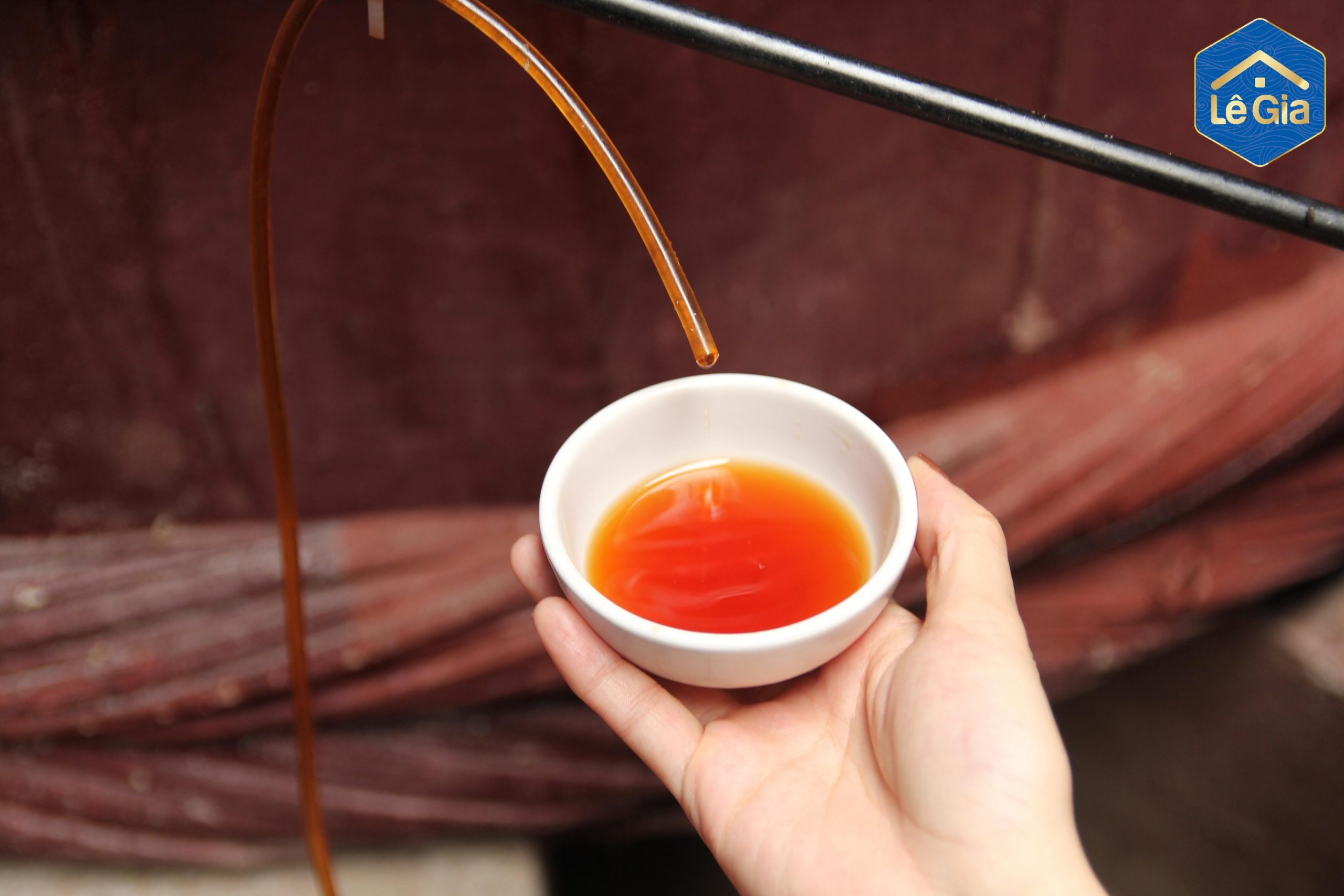 Chiết rót nước mắm truyền thống nguyên chất