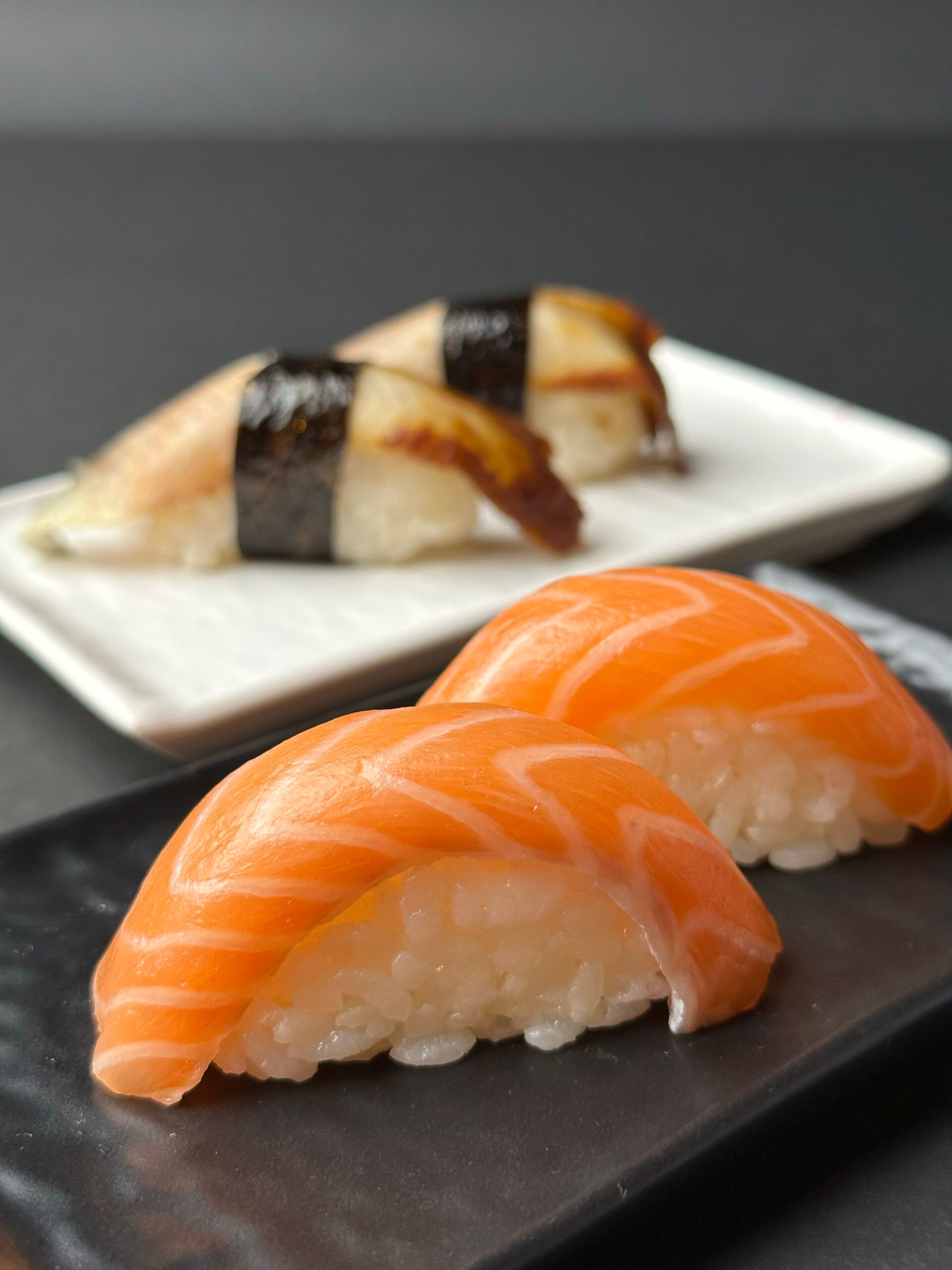 sushi nigiri cá hồi tươi ngon trên đĩa sứ