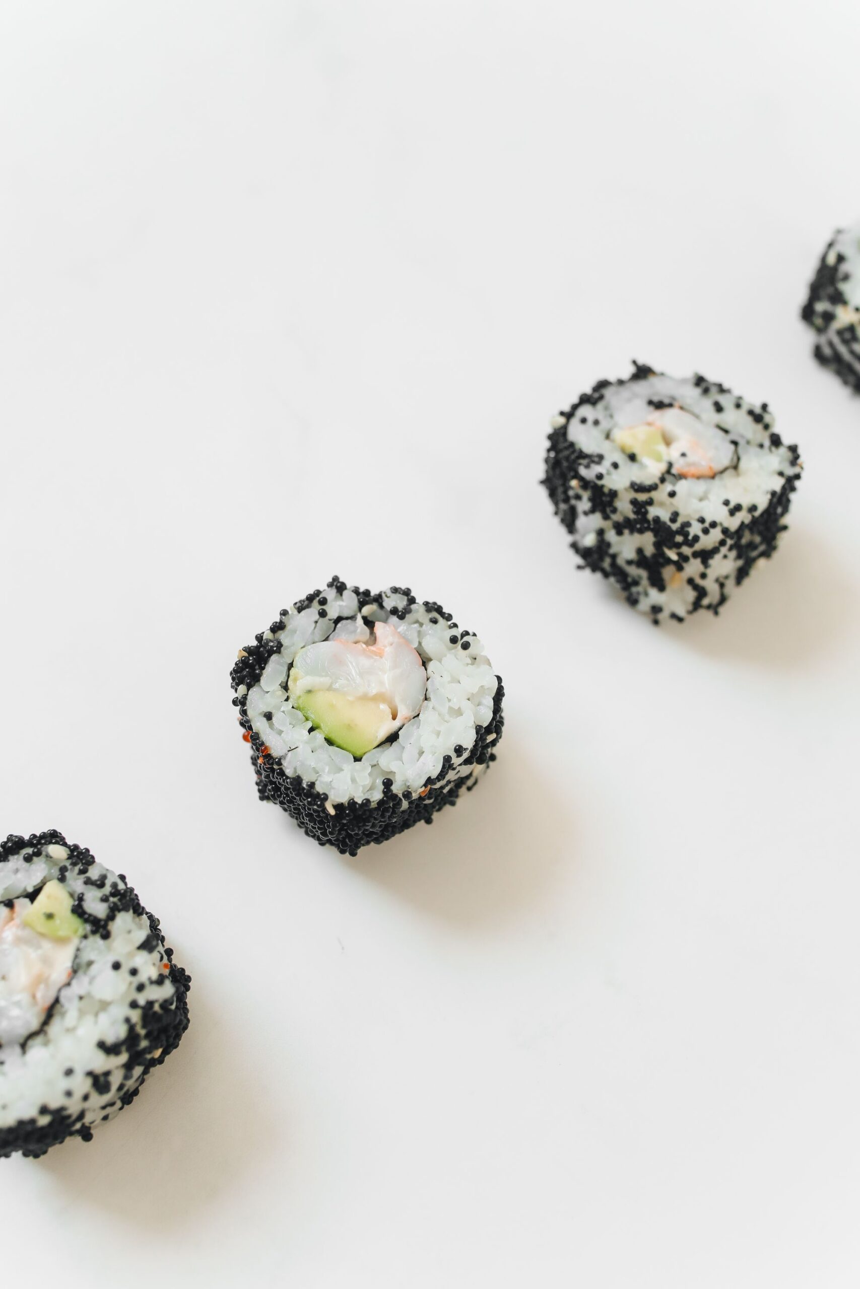 sushi cuộn áo mè rang trên nền trắng