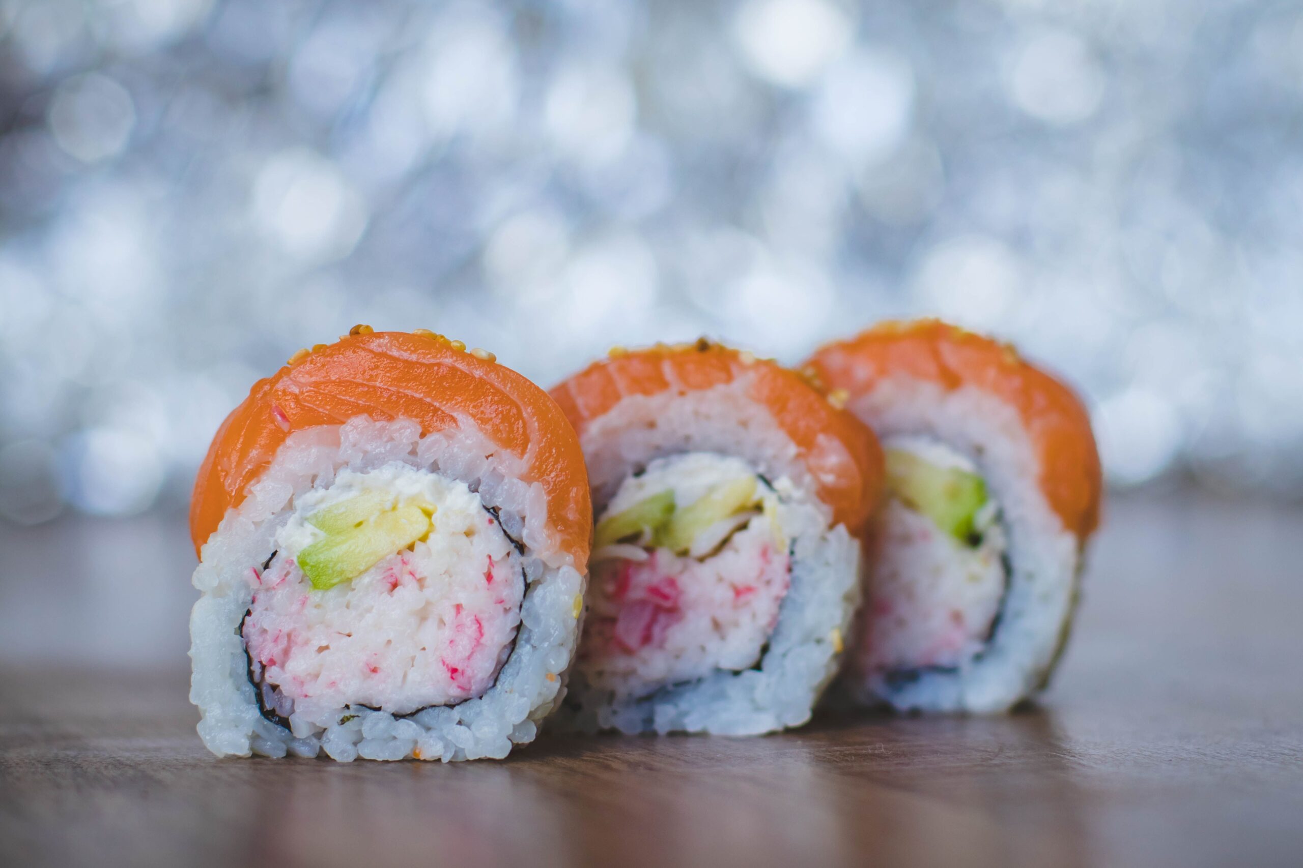 sushi cuộn cá hồi tươi cận cảnh