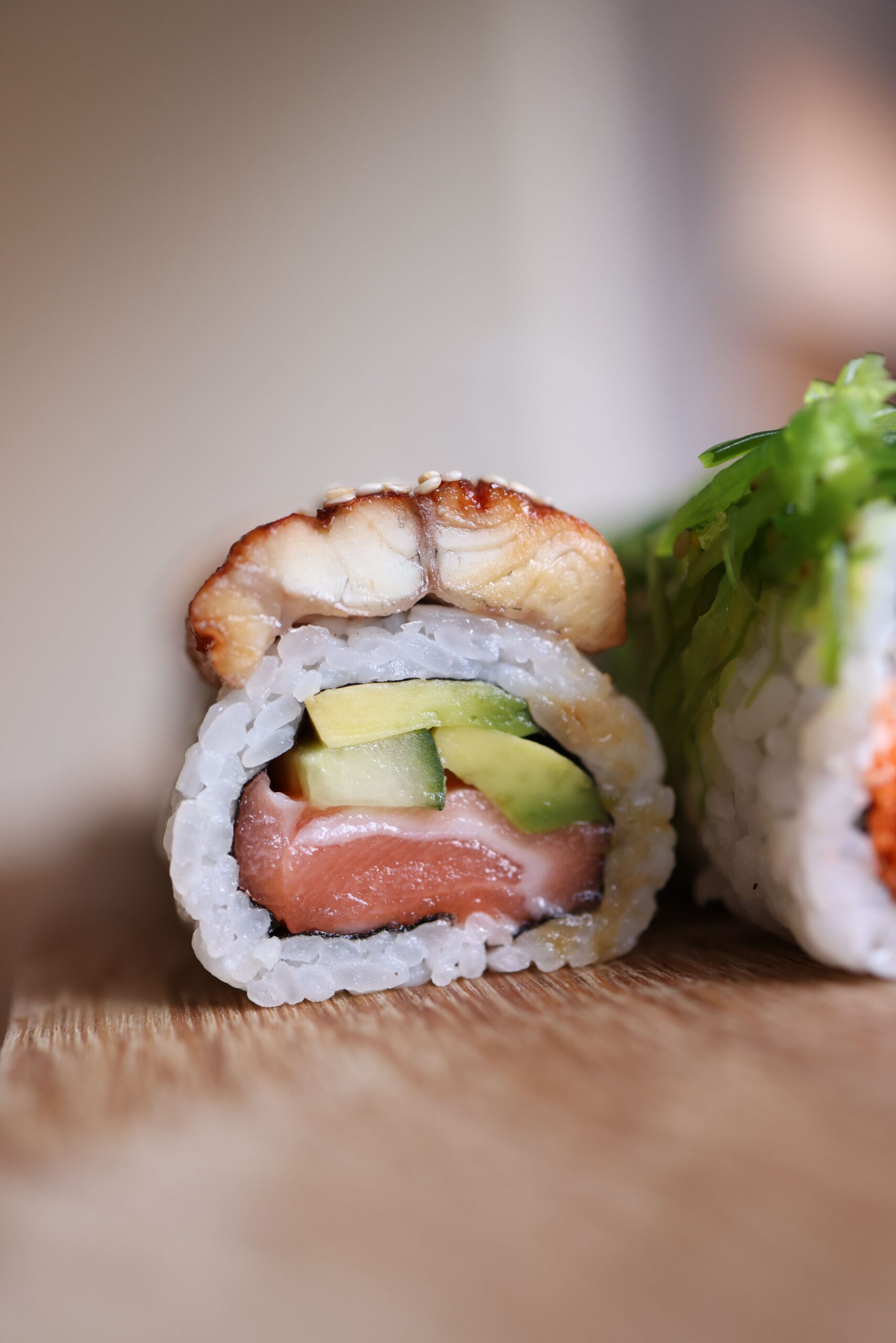 sushi cuộn bơ cá hồi và hải sản nướng