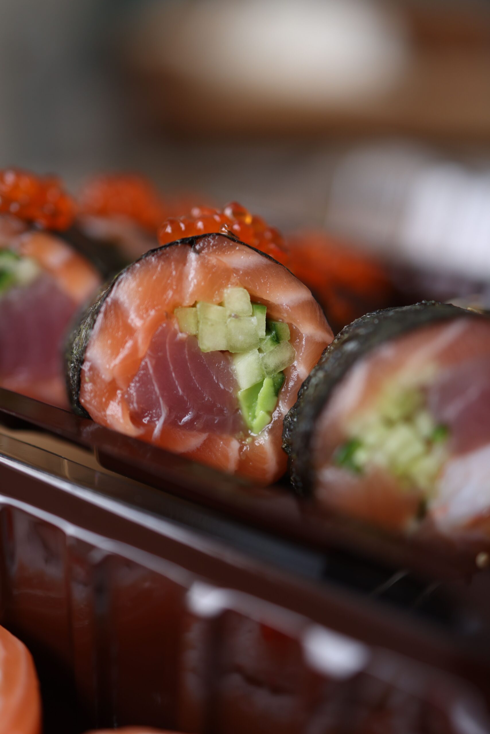 sushi cuộn phủ trứng cá cá hồi tươi