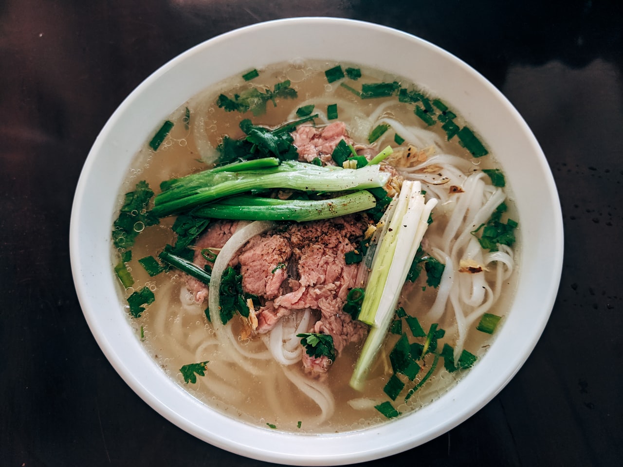 Tô phở nóng hổi với rau thơm tại quán phở ngon Sài Gòn