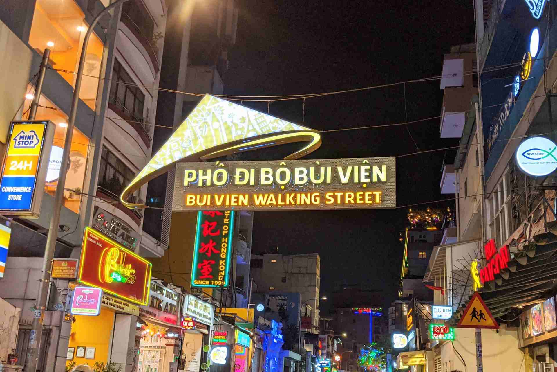 Phố đi bộ Bùi Viện - Địa điểm vui chơi xuyên đêm