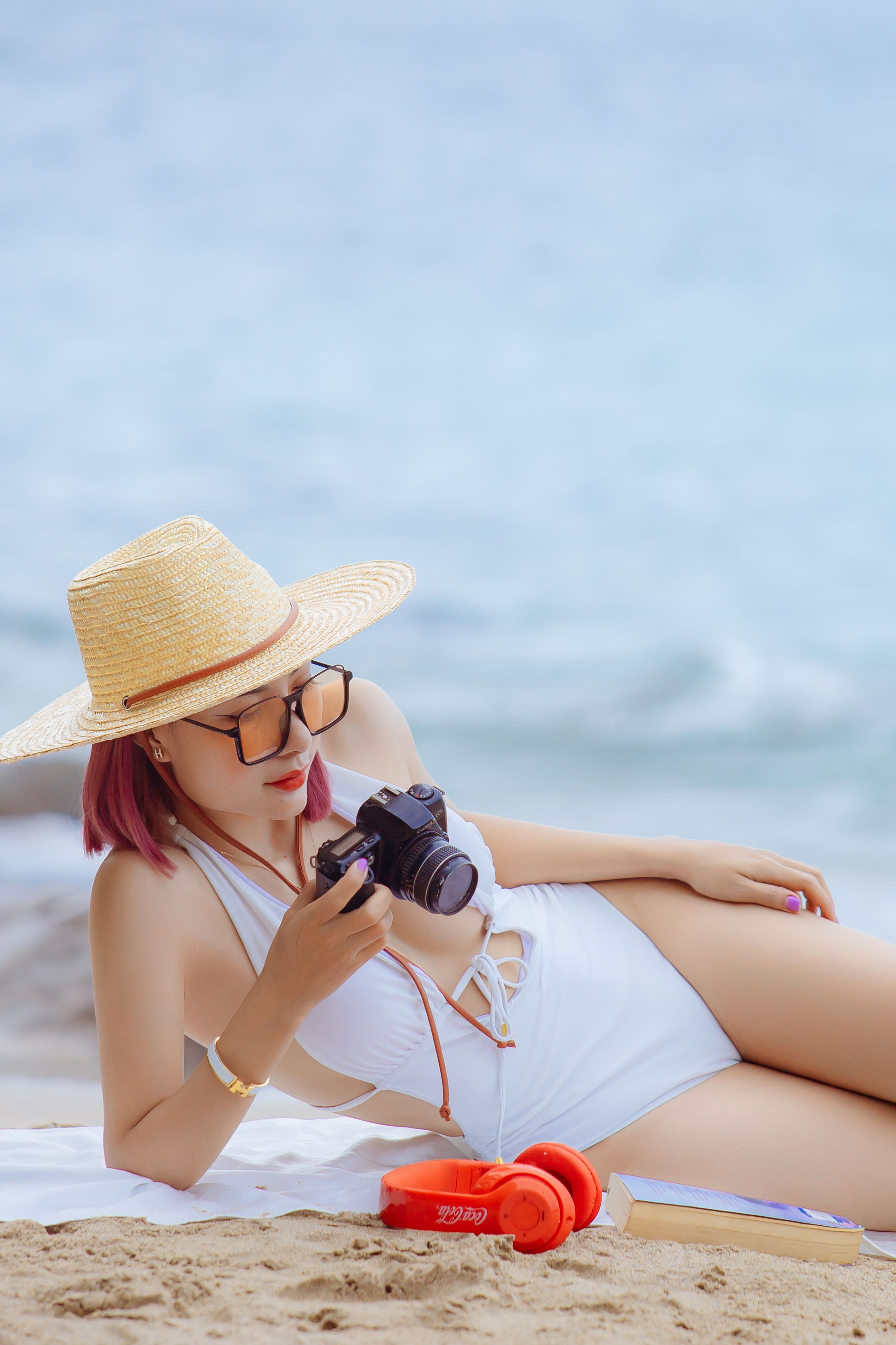 Phối đồ đi biển nữ đẹp cùng mũ cói và phụ kiện tự nhiên