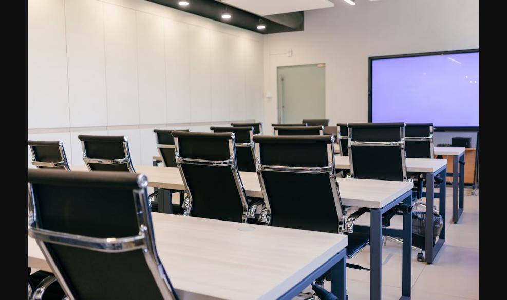 Phòng học hiện đại với màn hình LED và bàn ghế chất lượng cao tại đại học RMIT