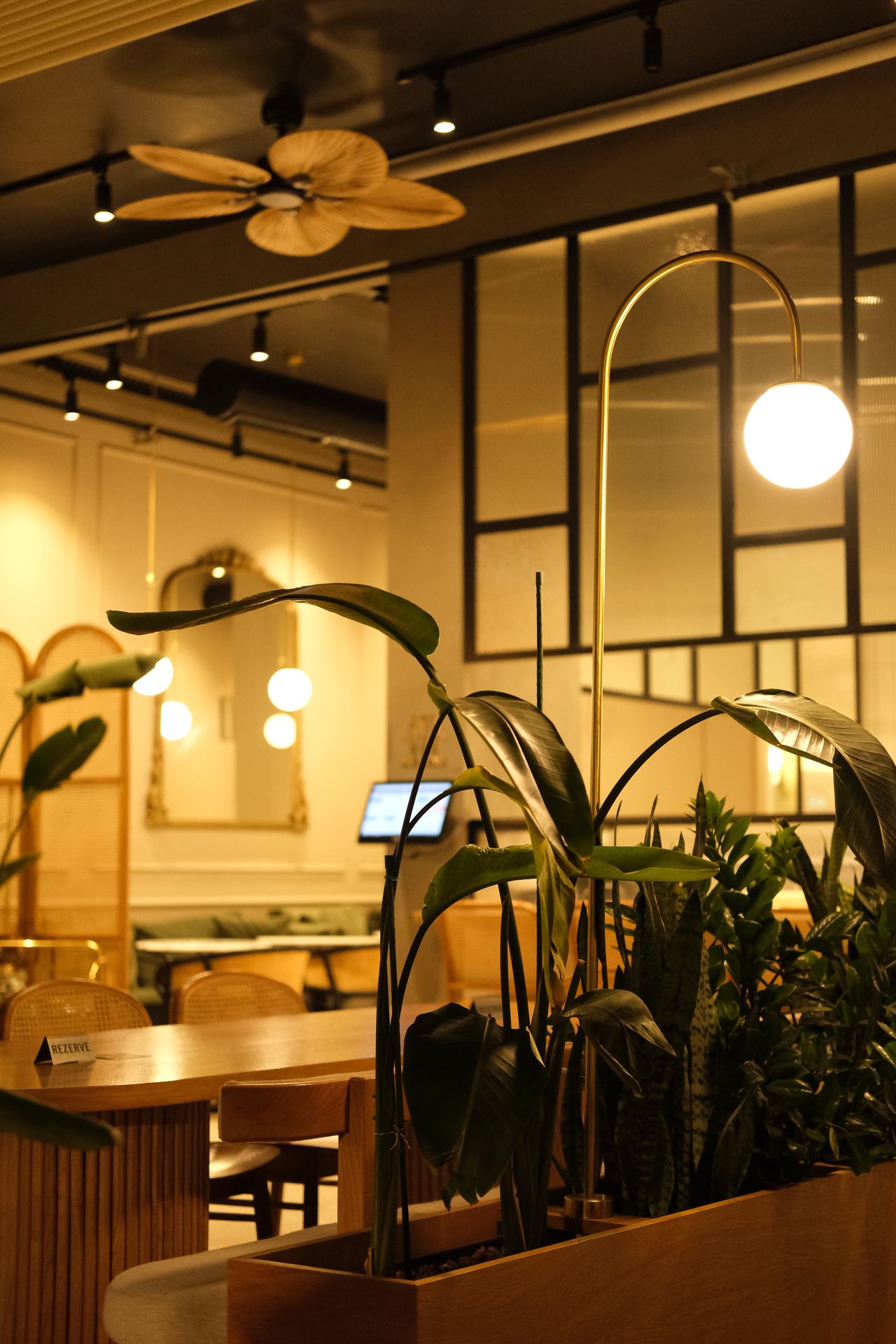 Không gian quán ăn check in đẹp Sài Gòn với nội thất ấm cúng