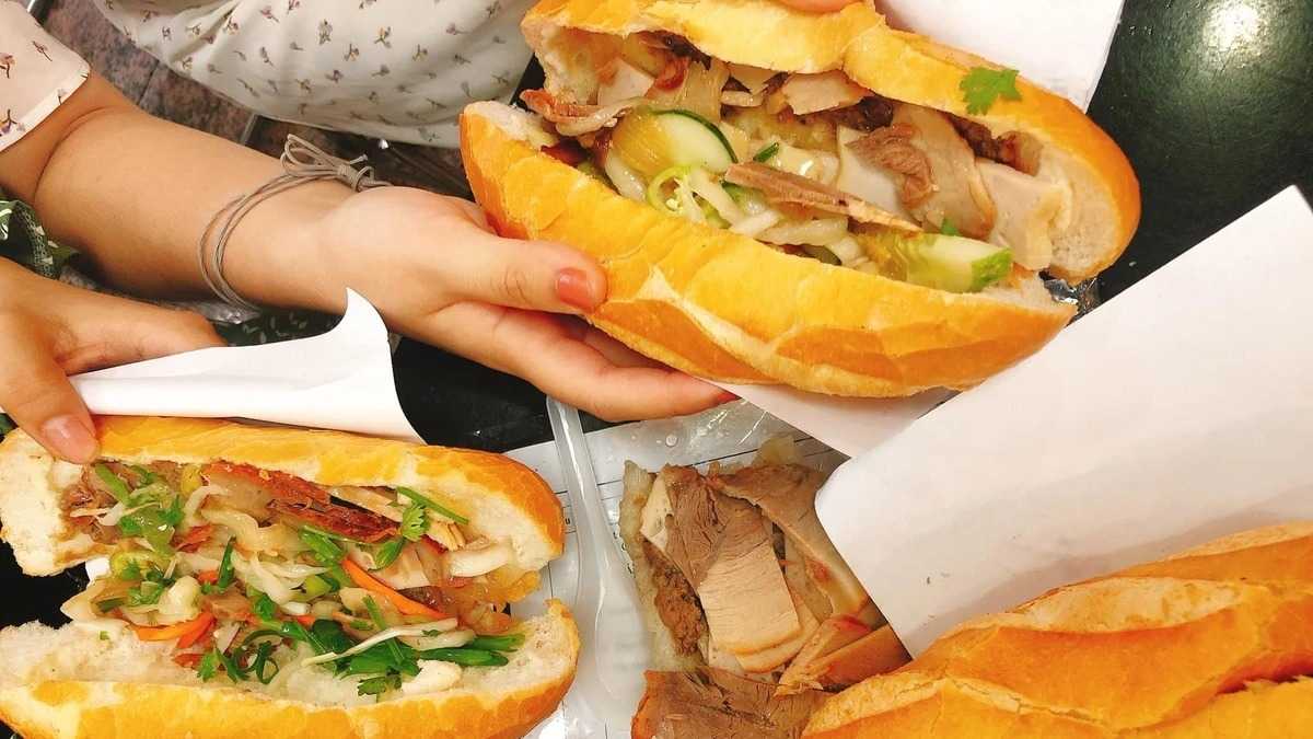 Bánh mì xíu mại từ quán ăn địa phương Vũng Tàu.