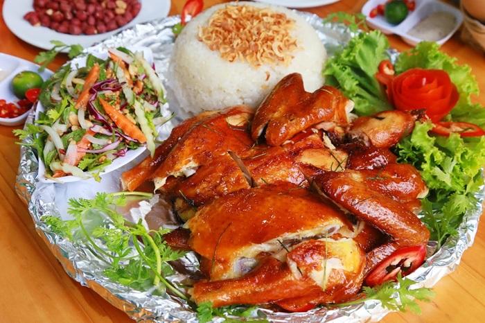 Gà nướng cơm lam quán ăn địa phương Vũng Tàu.