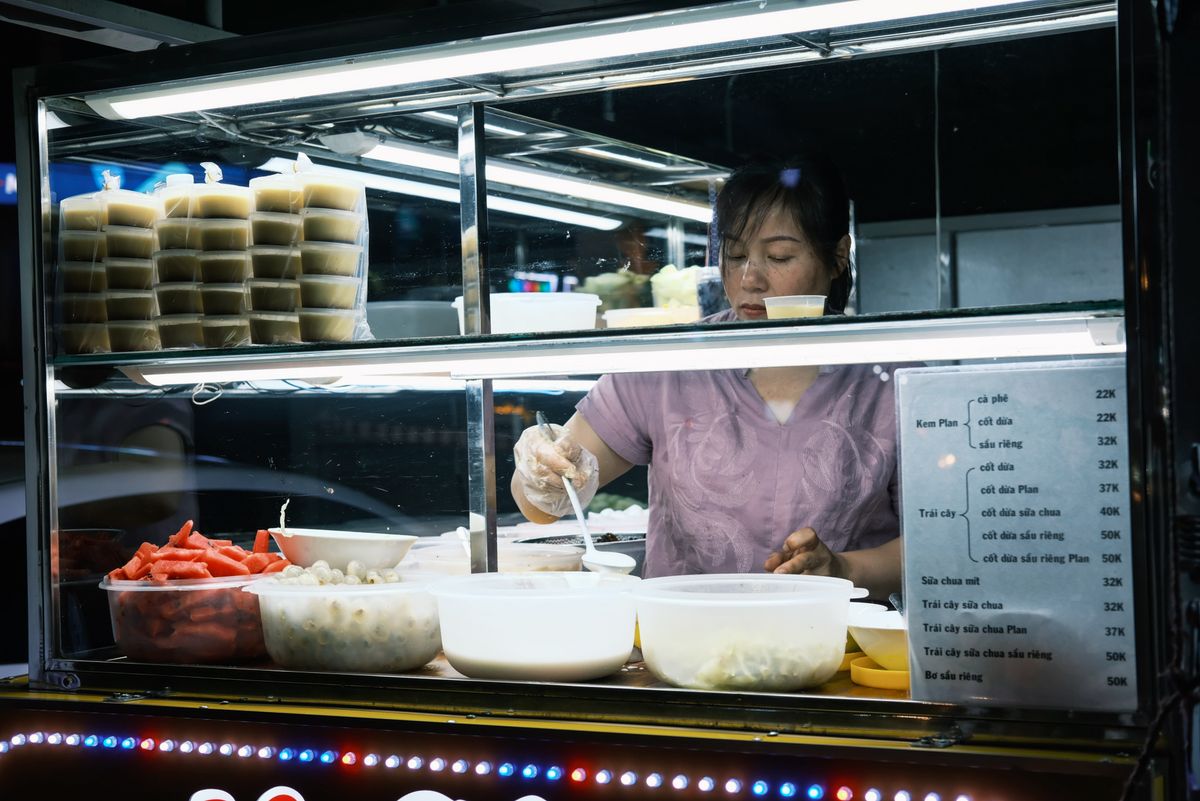 Quán ăn vặt gần đây buổi tối đông khách với món tráng miệng nóng hổi