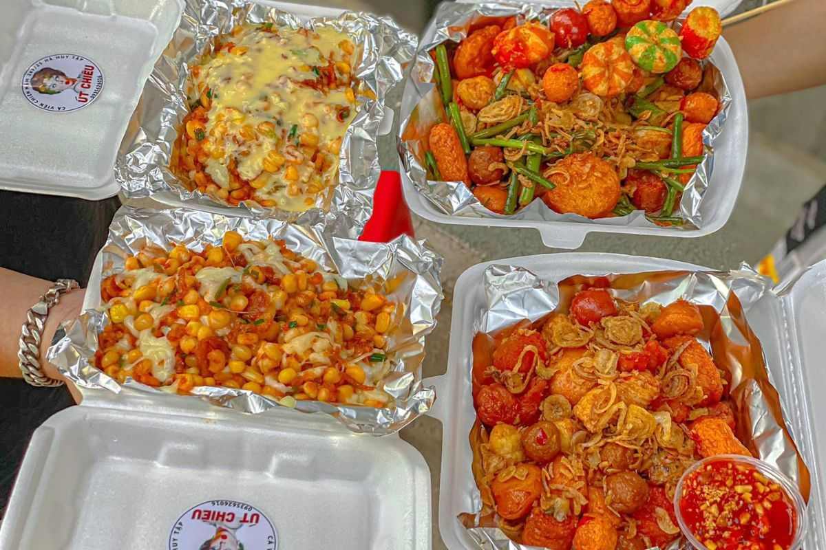 Đặc sản cá viên mắm tại quán đồ ăn vặt Sài Gòn.