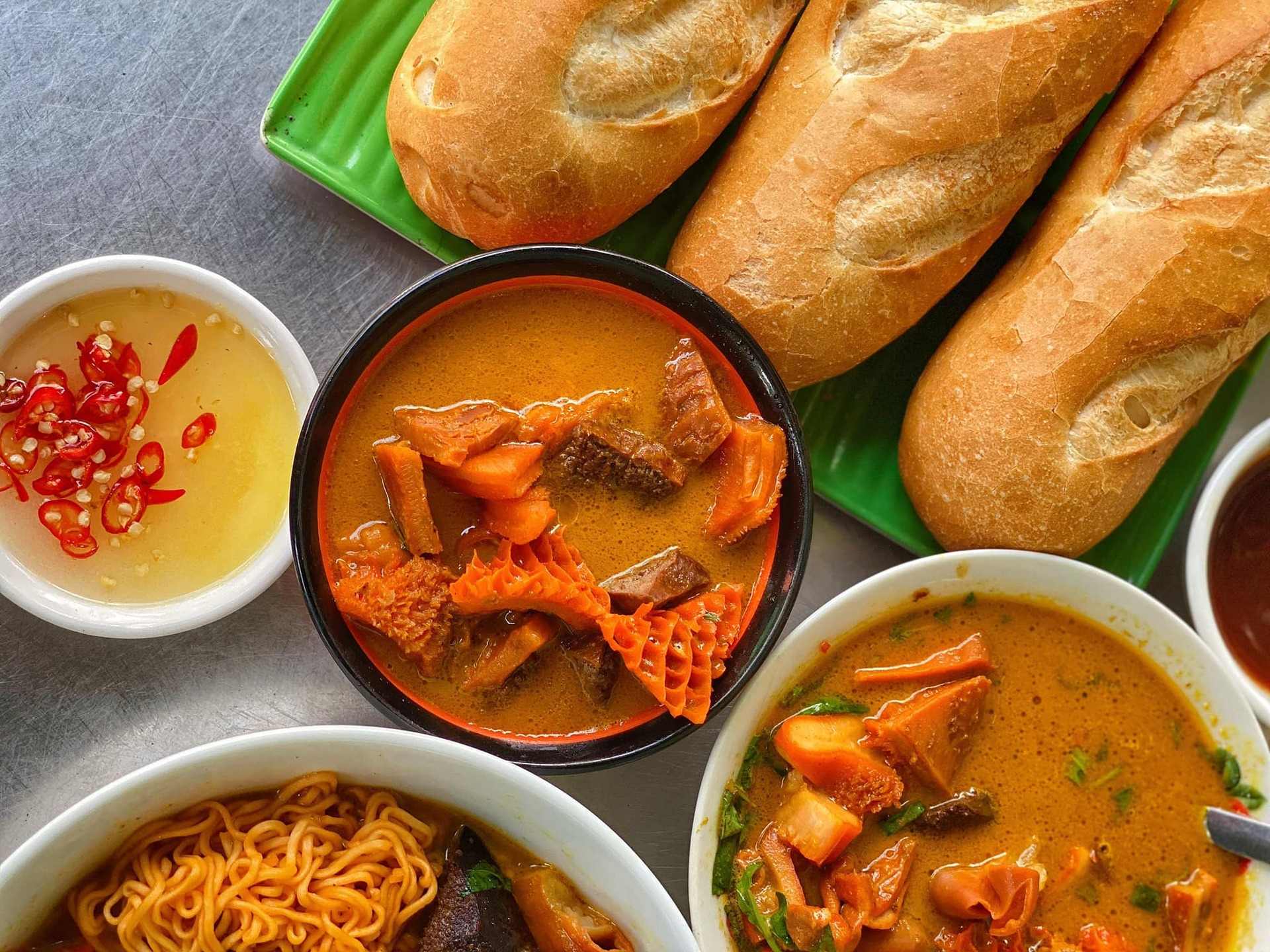 Phá lấu bánh mì