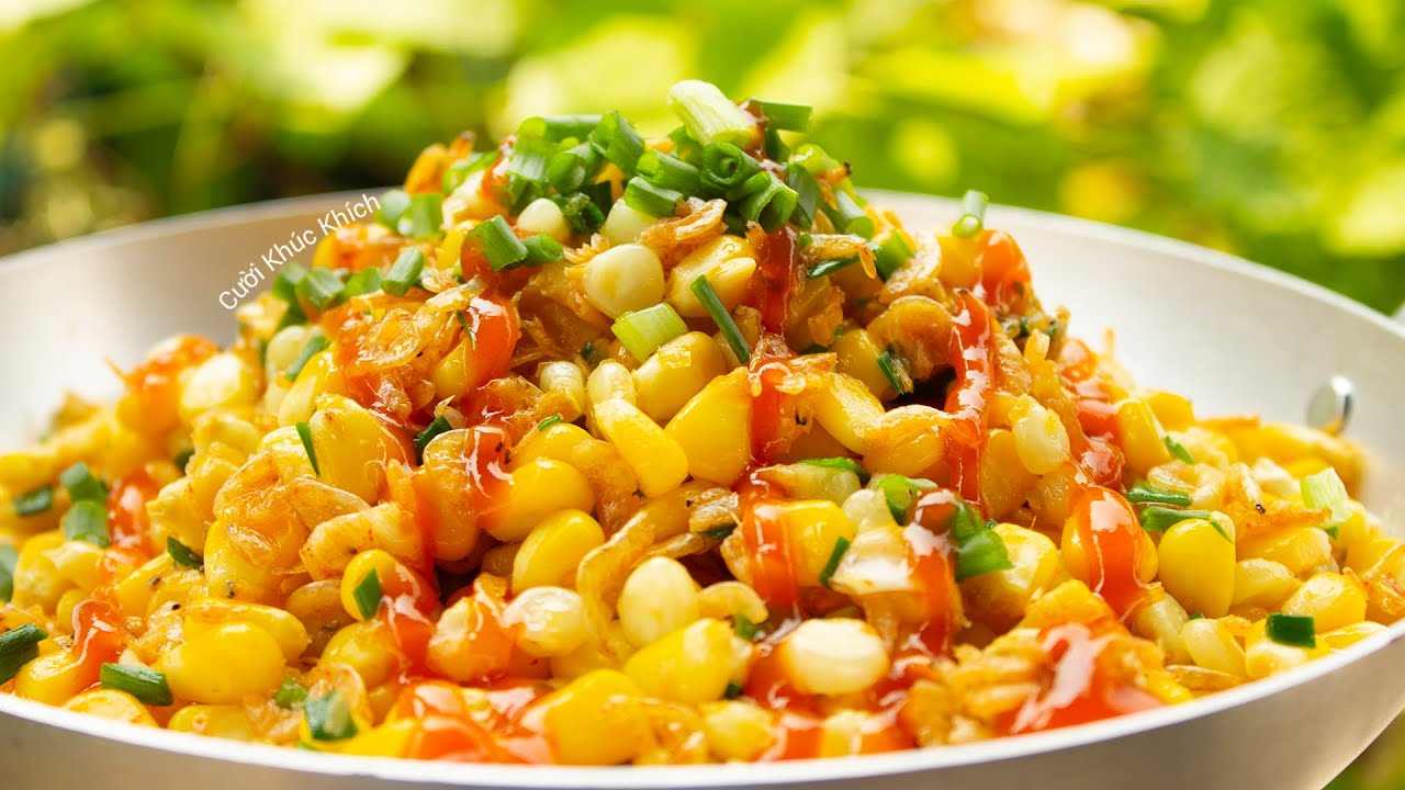 Bắp xào mỡ hành quán đồ ăn vặt Sài Gòn hấp dẫn.