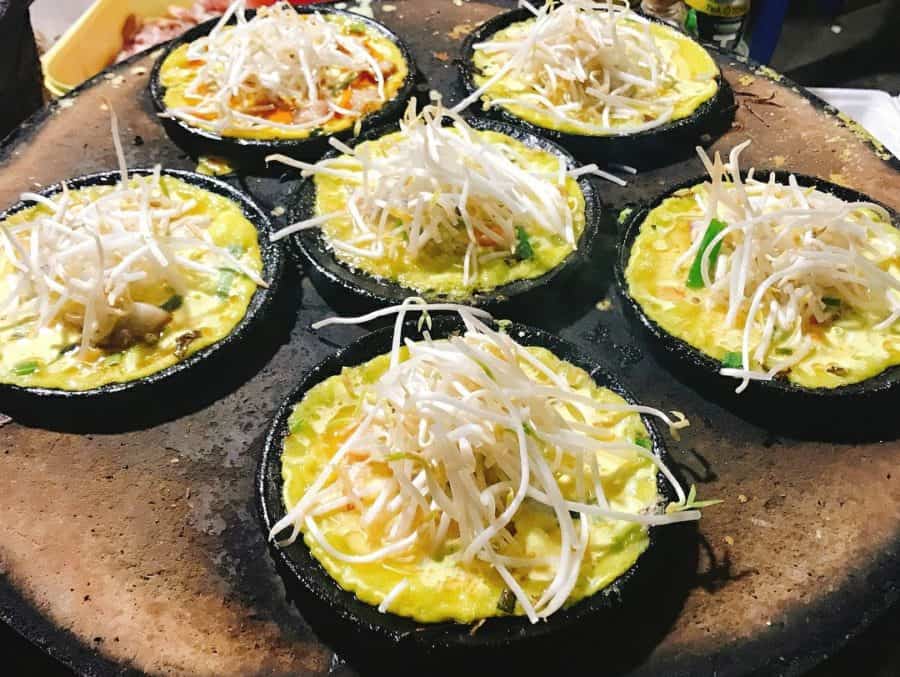 Chế biến tại quán bánh xèo ngon