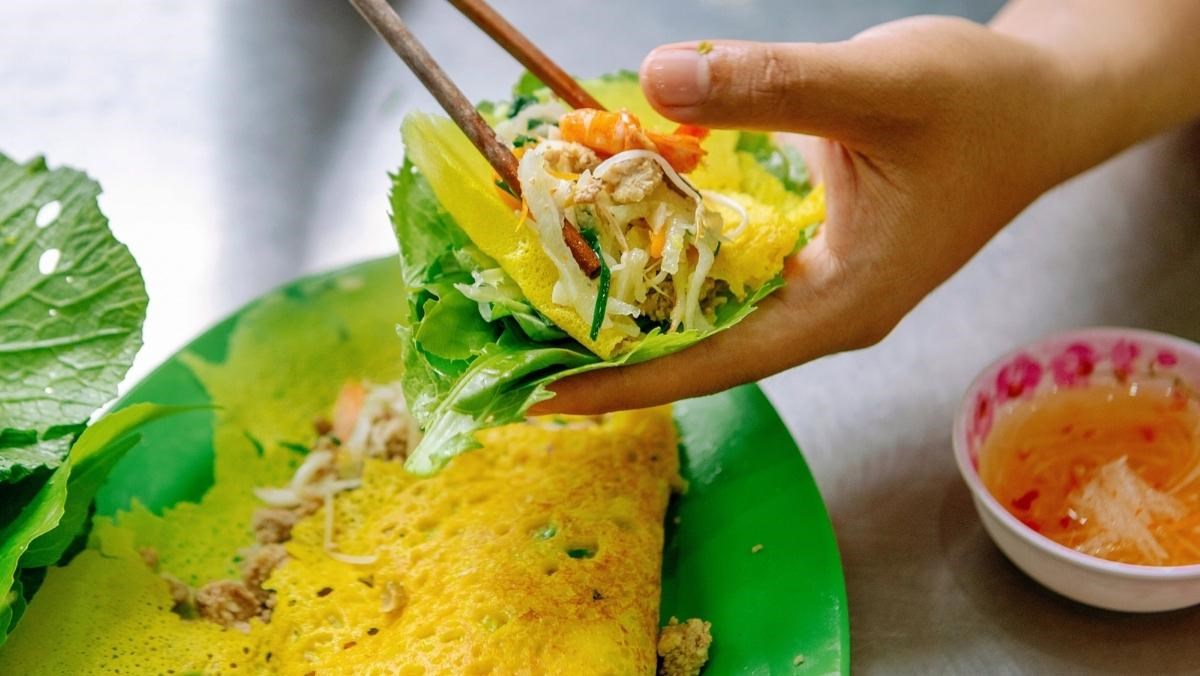 hưởng thức tại quán bánh xèo ngon cùng rau sống