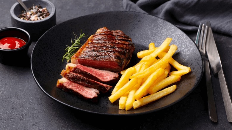 Độ chín Medium Rare hoàn hảo tại quán bít tết ngon