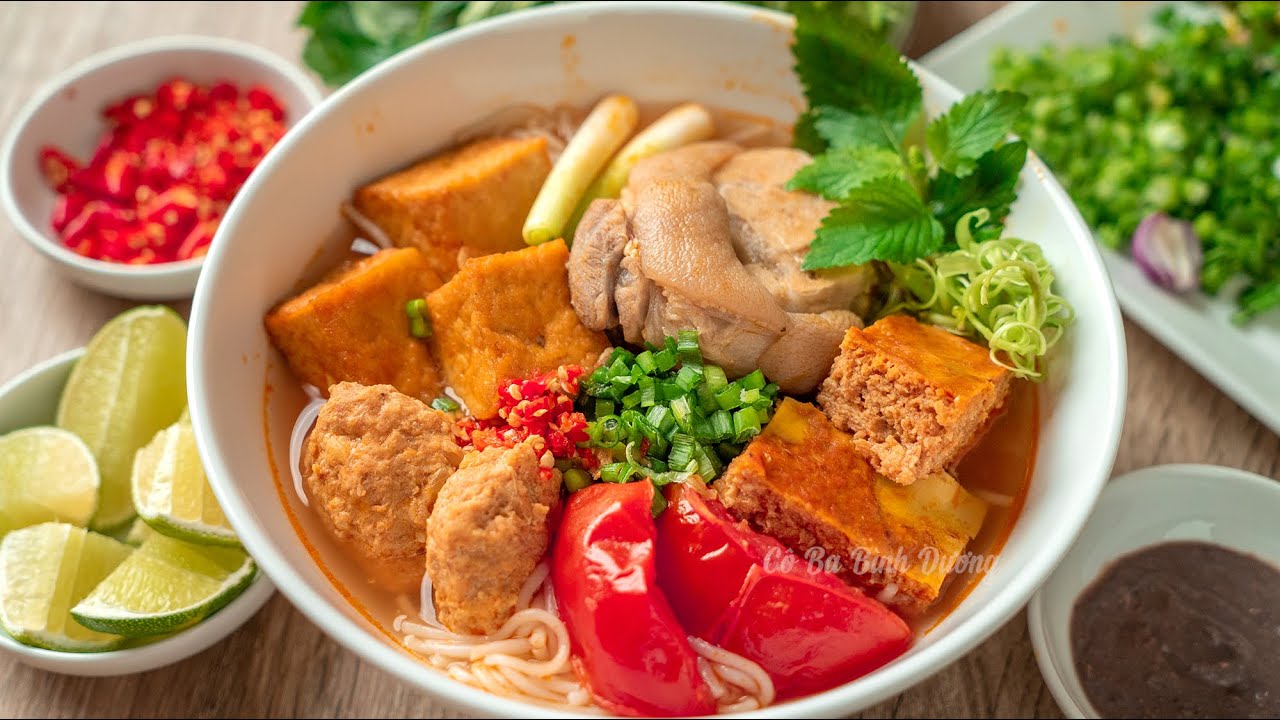 Bún riêu cua giò heo đầy đặn tại Top Review Việt.