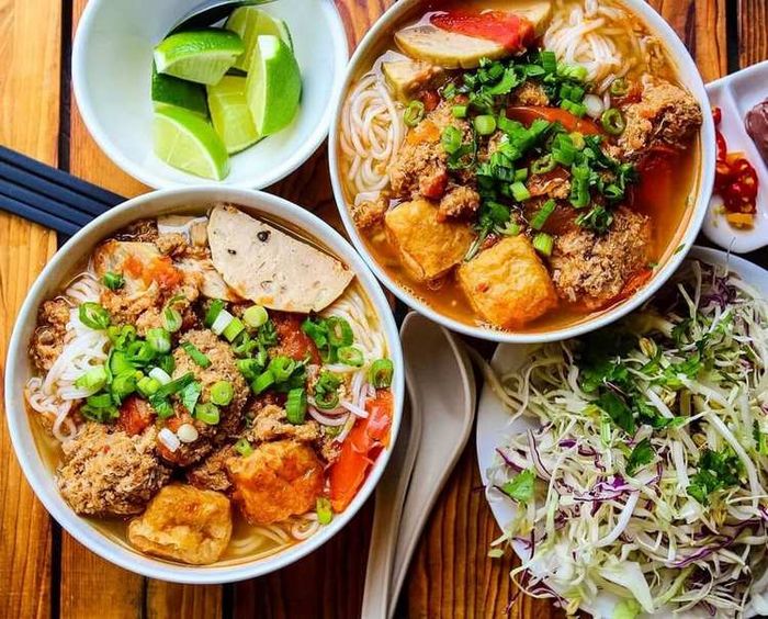 Hai bát bún riêu cua chuẩn vị Top Review Việt.