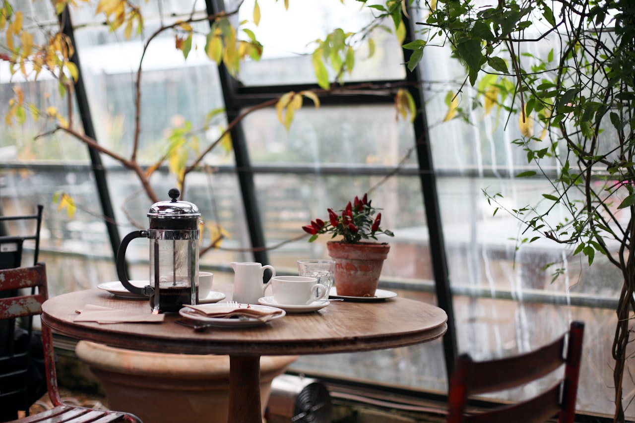 quán cà phê ấm cúng ánh sáng vàng acoustic