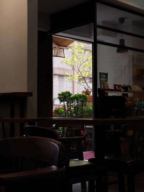quán cà phê minimal bàn ghế trang trí
